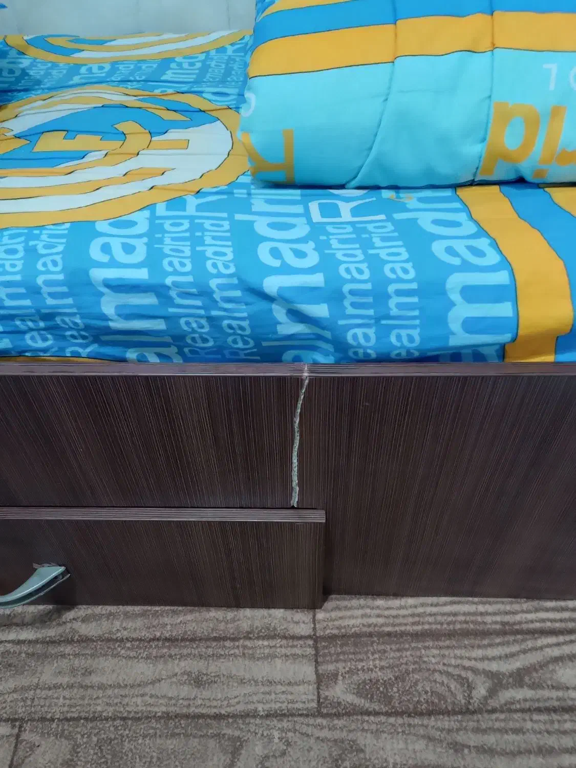 تخت تک نفره همراه با رو تختی|تخت و سرویس خواب|رباط‌کریم, رباط‌کریم|دیوار