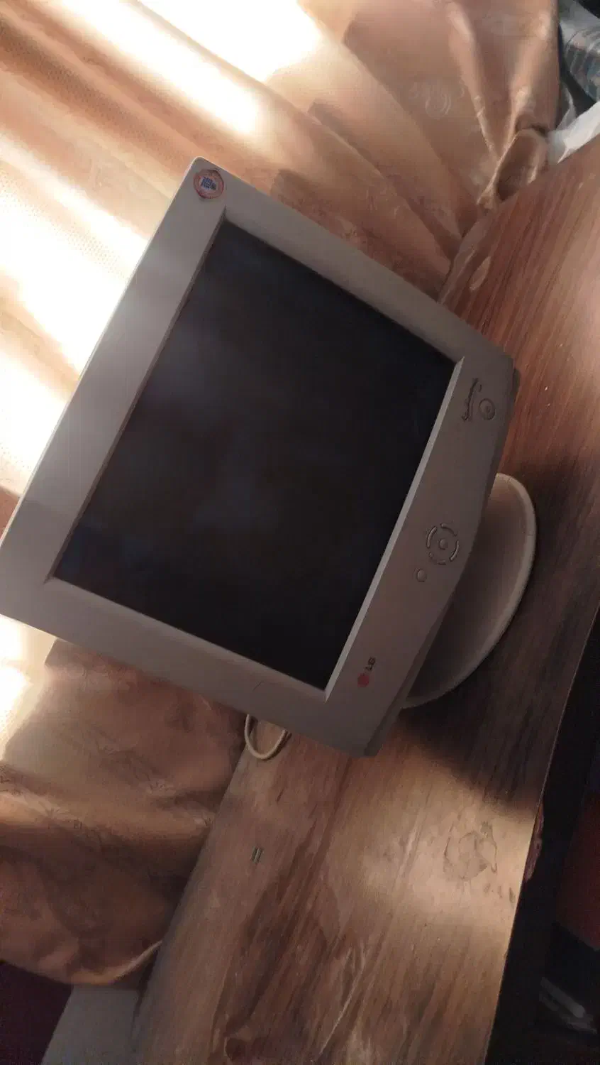 میز و کامپیوتر|رایانه رومیزی|کرمان, |دیوار