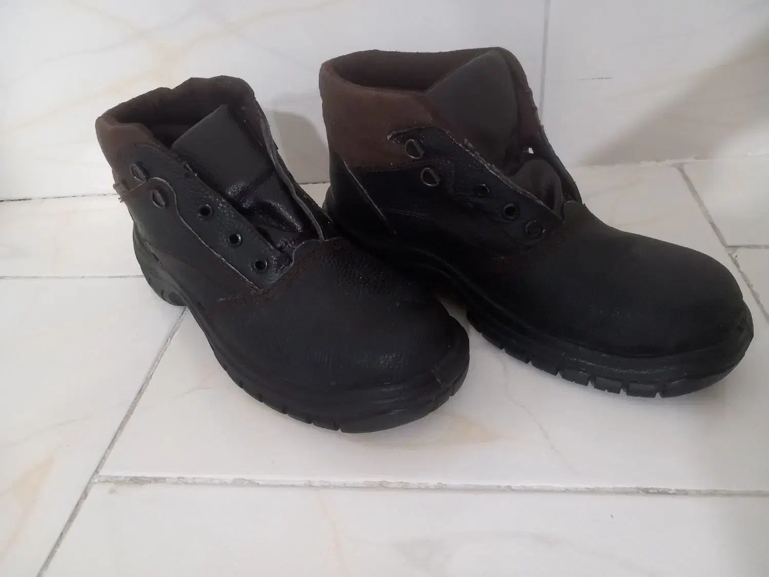 کفش ایمنی|کیف، کفش، کمربند|سرخه, |دیوار