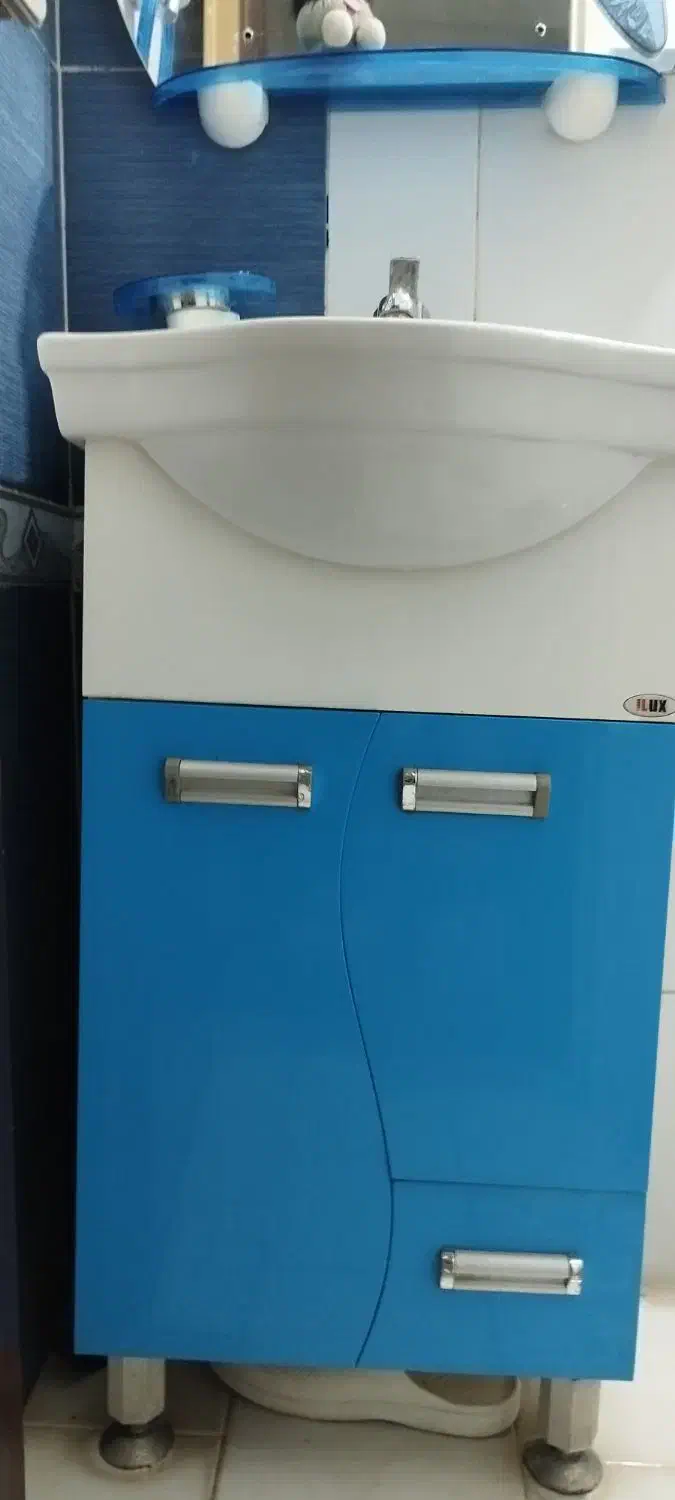 روشویی وآیینه زیبا|لوازم سرویس بهداشتی|اراک, |دیوار