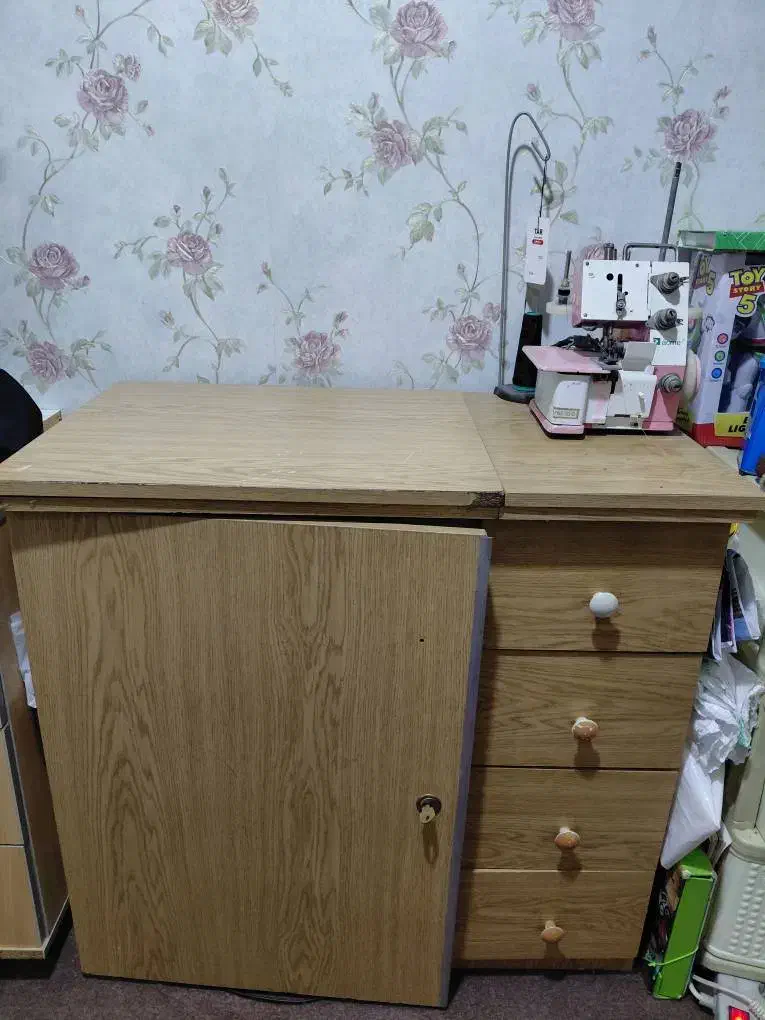 میز خیاطی|لوازم خیاطی و بافتنی|رشت, رودباری|دیوار