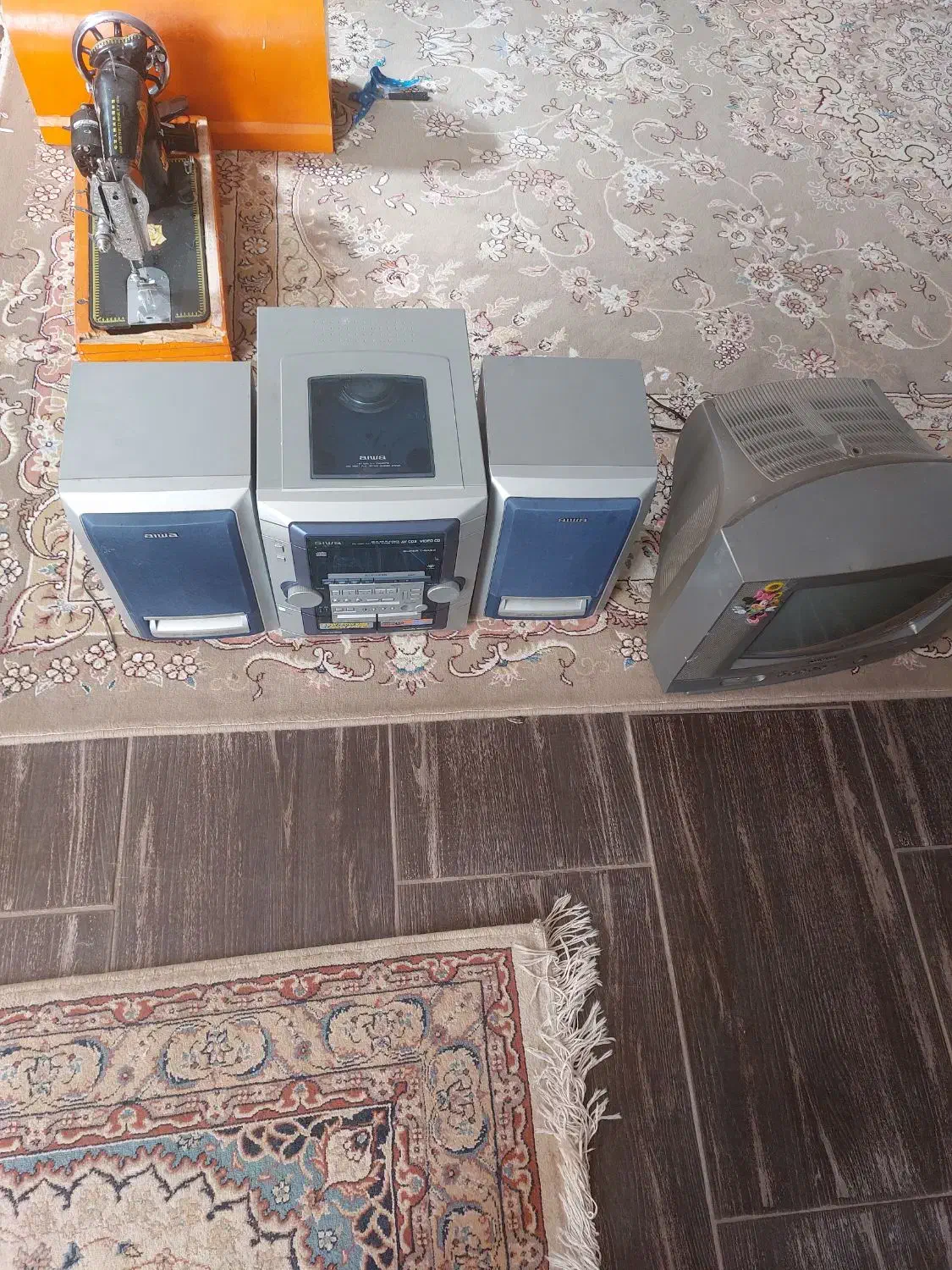 تلویزیون، چرخ خیاطی ،ضبط صوت|تلویزیون و پروژکتور|همدان, |دیوار