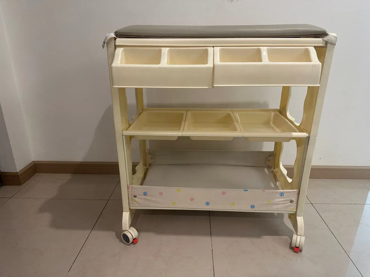 تخت تعویض و وان حمام کودک و نوزاد|اسباب و اثاث بچه|تهران, زعفرانیه|دیوار