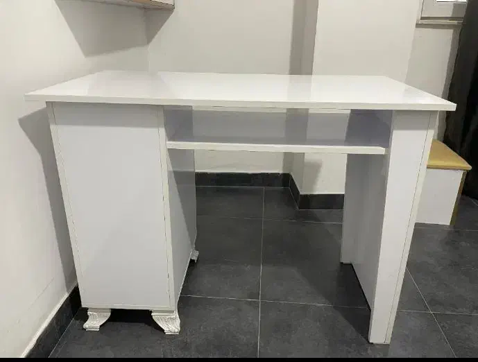 میز  ناخن کاری و صندلی تابوره و استادکار چرخدار|میز تحریر و کامپیوتر|رشت, سعدی (تختی)|دیوار