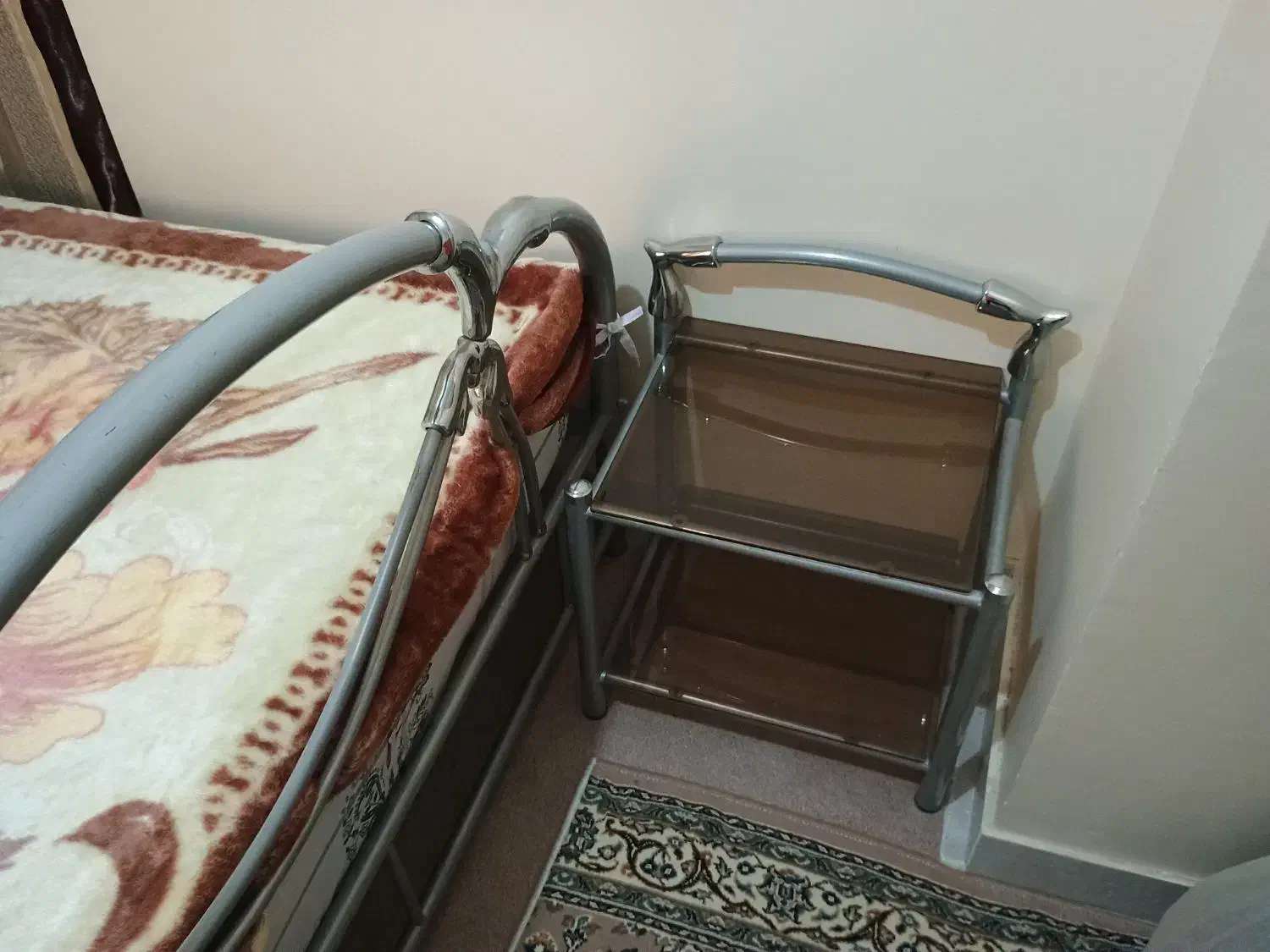 تخت دو نفره فلزی همراه میزتوالت و عسلی|تخت و سرویس خواب|اندیشه, اندیشه فاز ۴|دیوار