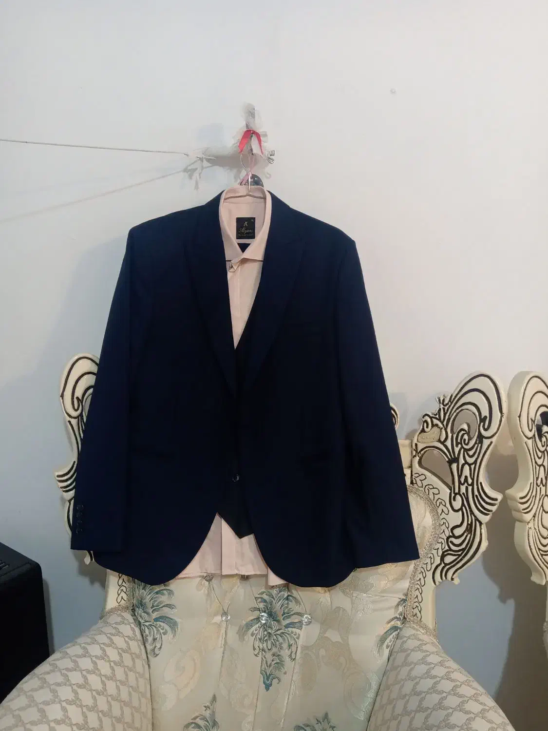 کت و شلوار و جلیقه و پیراهن|لباس|رشت, گیل|دیوار