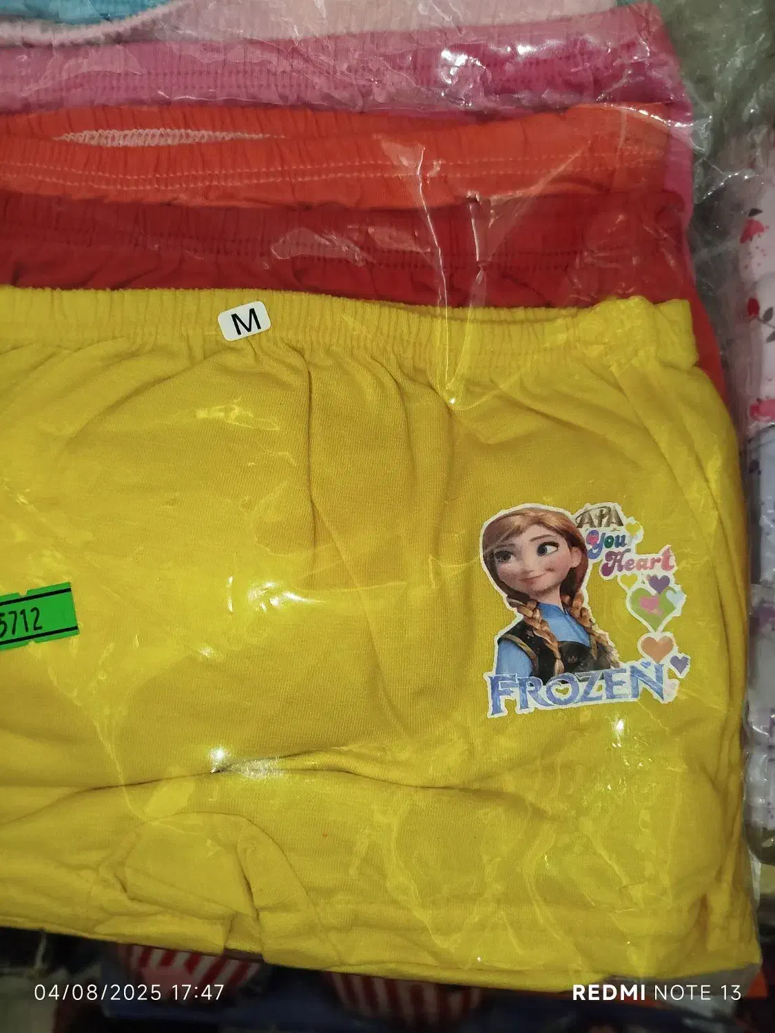 لباس های زنانه و بچه گانه|لباس|بروجن, |دیوار