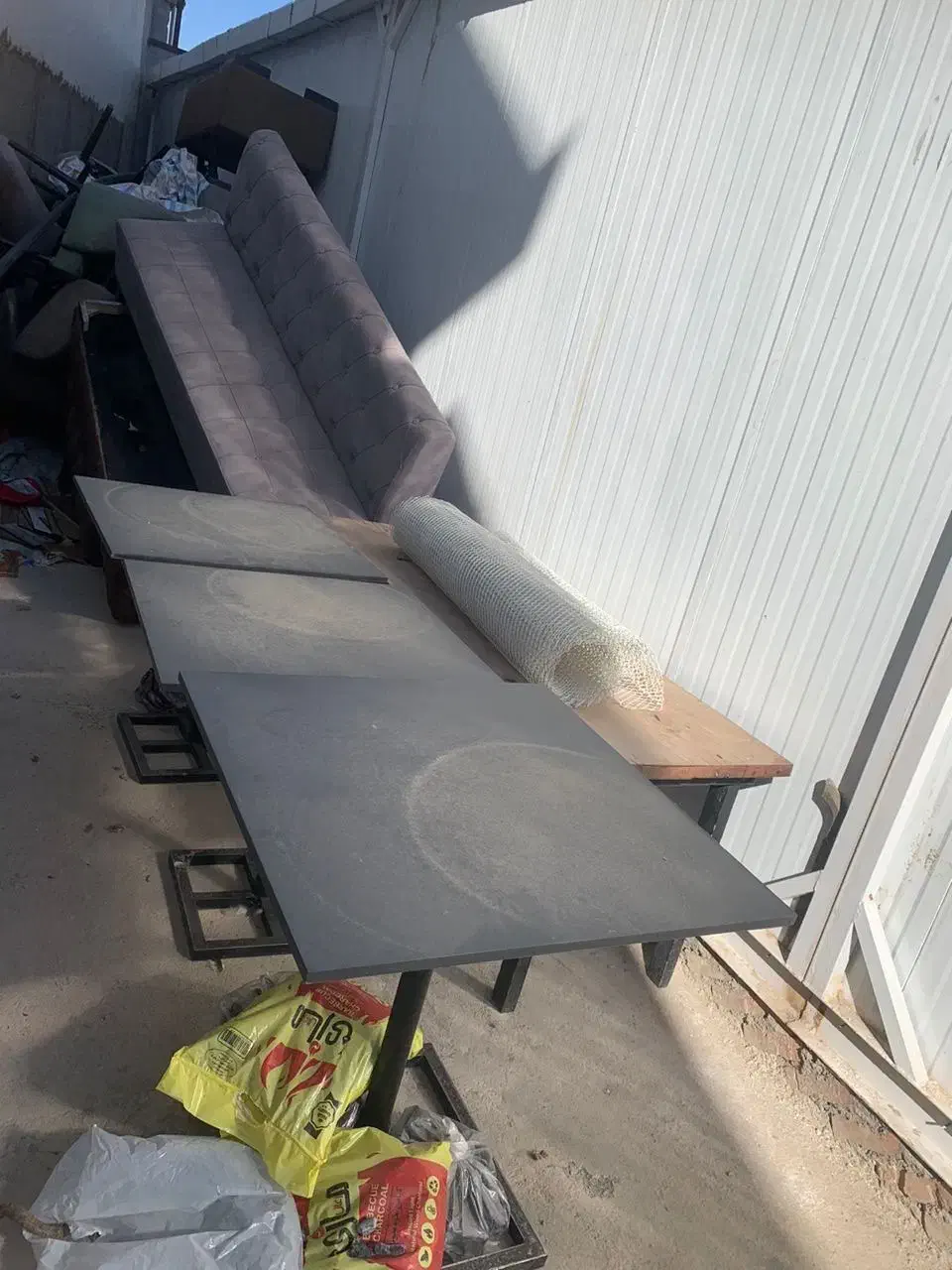 تعدادی میز و صندل و مبل L|میز و صندلی غذاخوری|باسمنج, |دیوار