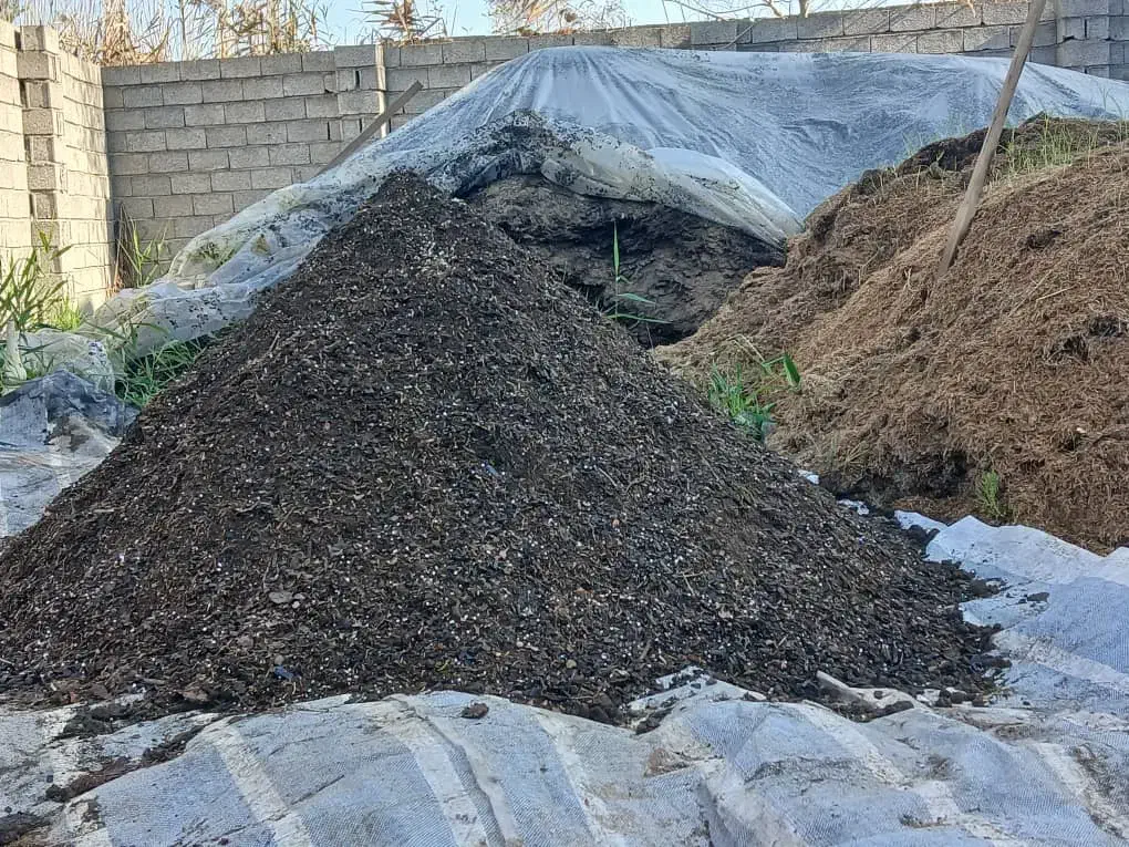 فروش خاک باغچه ای و بسته بندی خاک سبک و سنگین|خدمات باغبانی و درختکاری|شلمان, |دیوار