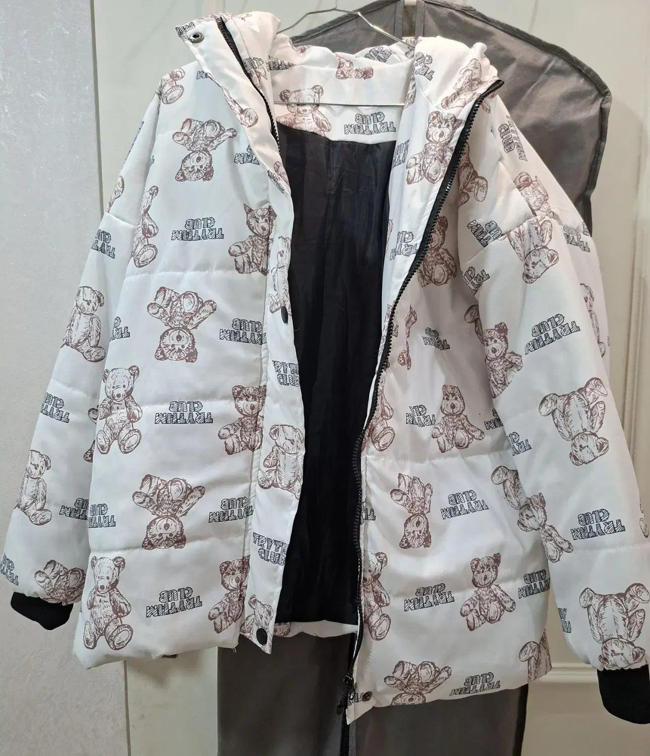 کاپشن|لباس|بروجرد, |دیوار