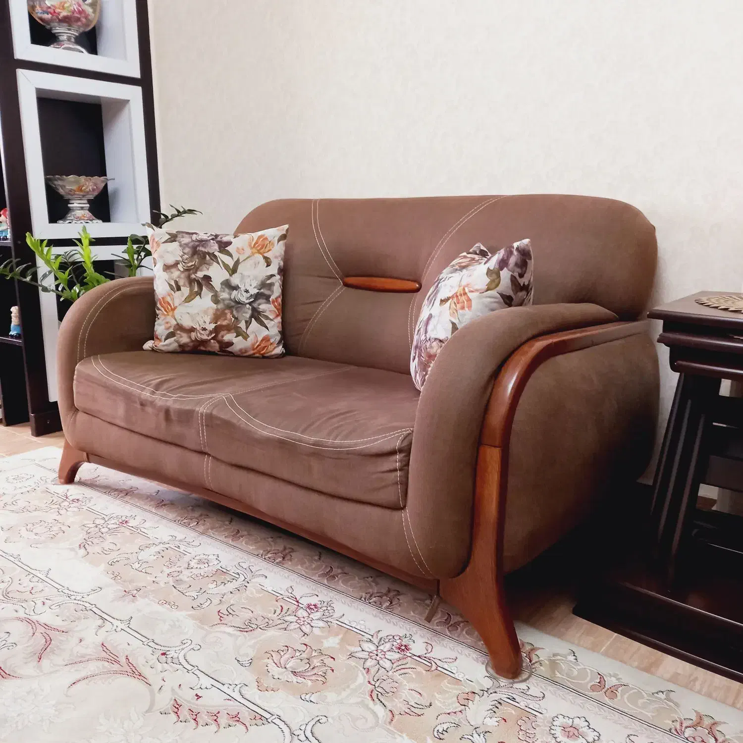 مبل هفت نفره کار کرده همراه ۳ عدد میز عسلی|مبلمان خانگی و میز عسلی|رشت, باهنر|دیوار