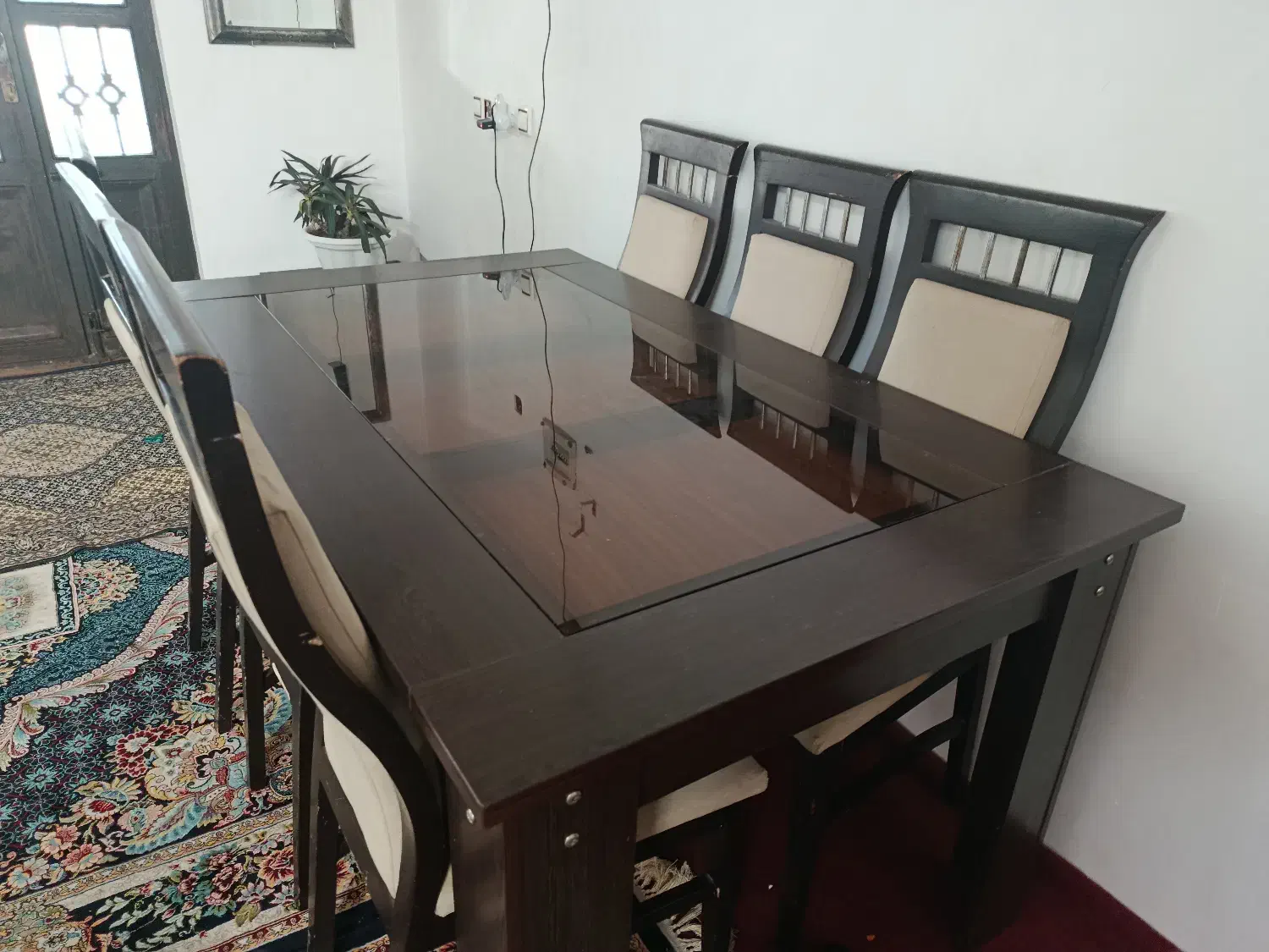 میز غذا خوری. و پرده|میز و صندلی غذاخوری|سراجو, |دیوار