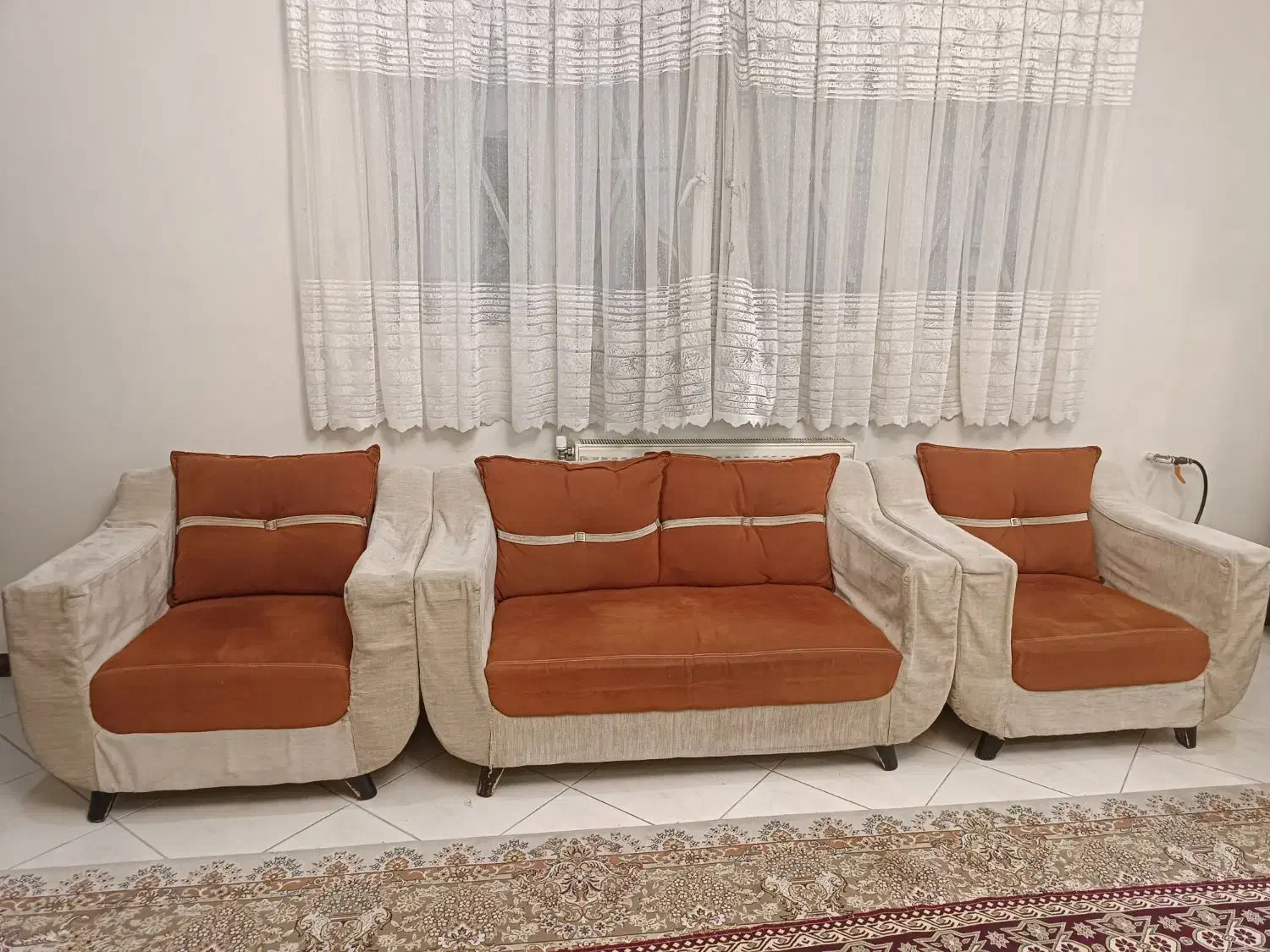 یک دست مبل هفت نفره، میز ناهارخوری، میز و گل میز|مبلمان خانگی و میز عسلی|شیراز, صدا و سیما|دیوار