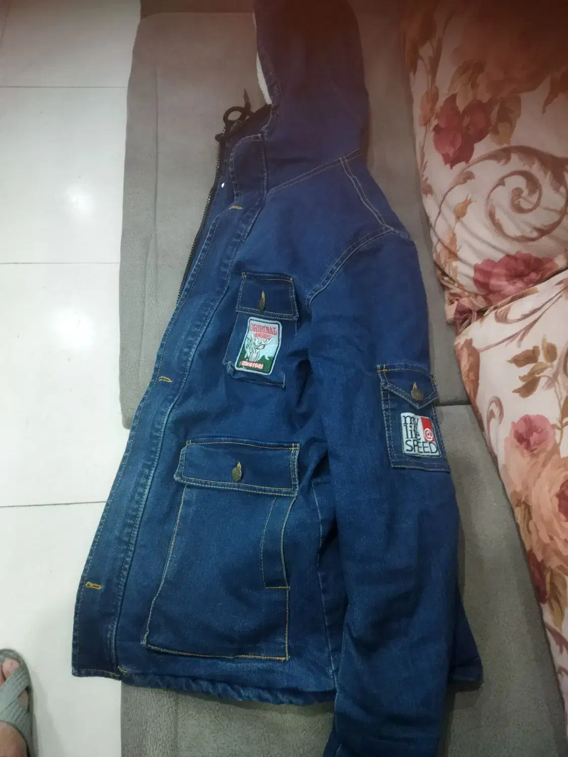 کاپشن|لباس|قم, قم نو|دیوار