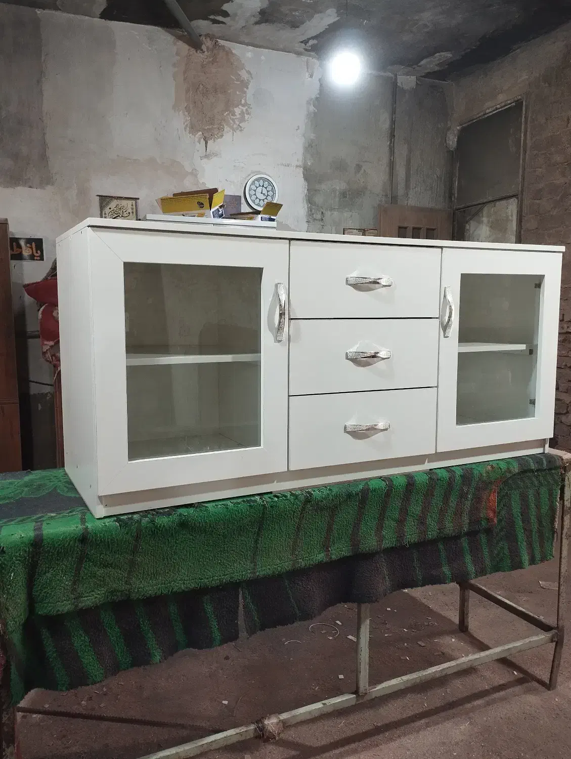 سلام یک عدد میز تلوزیون|میز تلویزیون|قم, قلعه کامکار|دیوار