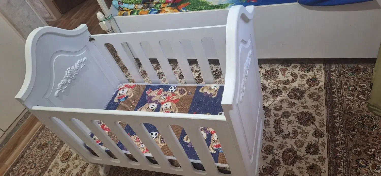 تخت خواب گهواره ای به همراه تشک|تخت و صندلی بچه|ری, فیروزآبادی|دیوار