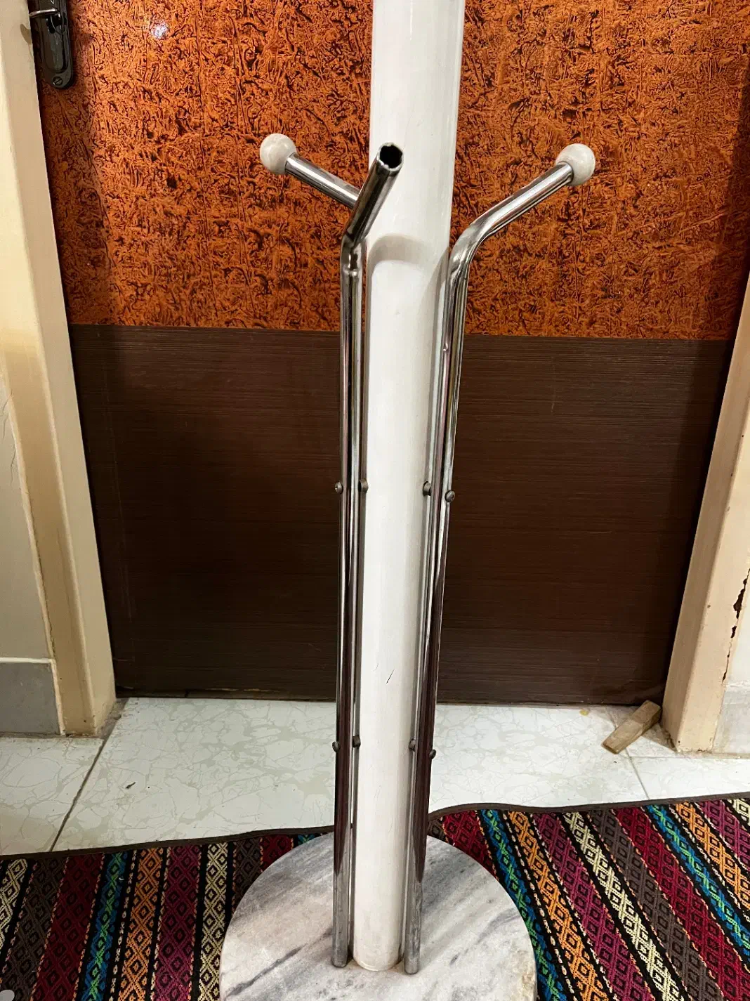 چوب لباسی|مبلمان خانگی و میز عسلی|اصفهان, باغ فدک|دیوار