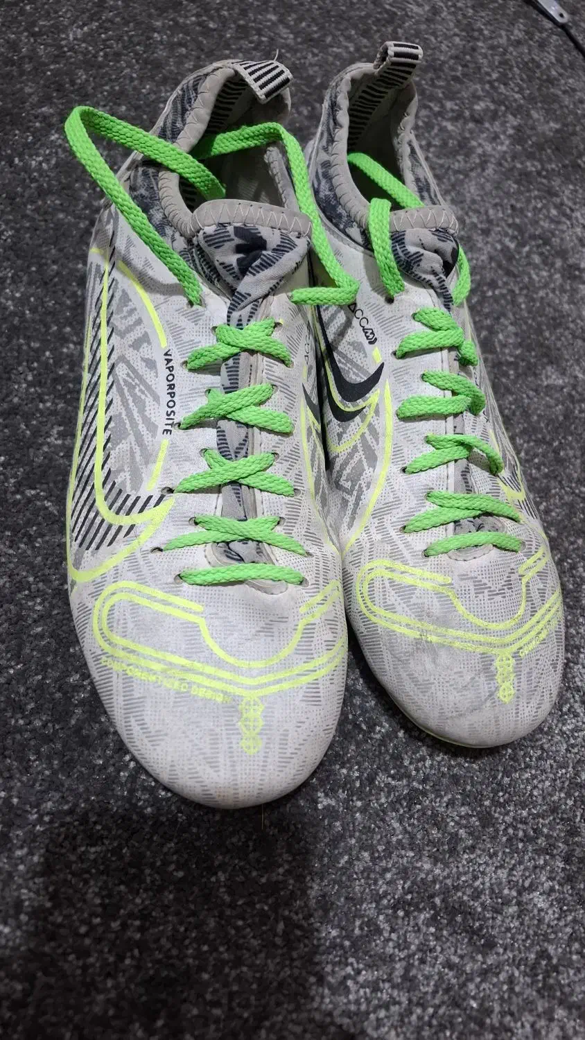 کفش استوک ورزشی|کیف، کفش، کمربند|باوی, |دیوار