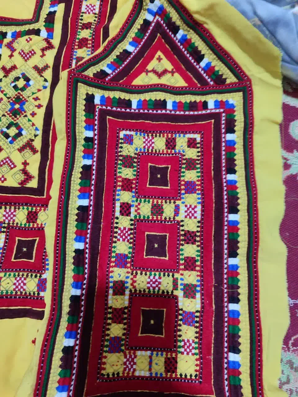 لباس فروشی زیح و جیبش بیشترش دوخته شده|لباس|بزمان, |دیوار