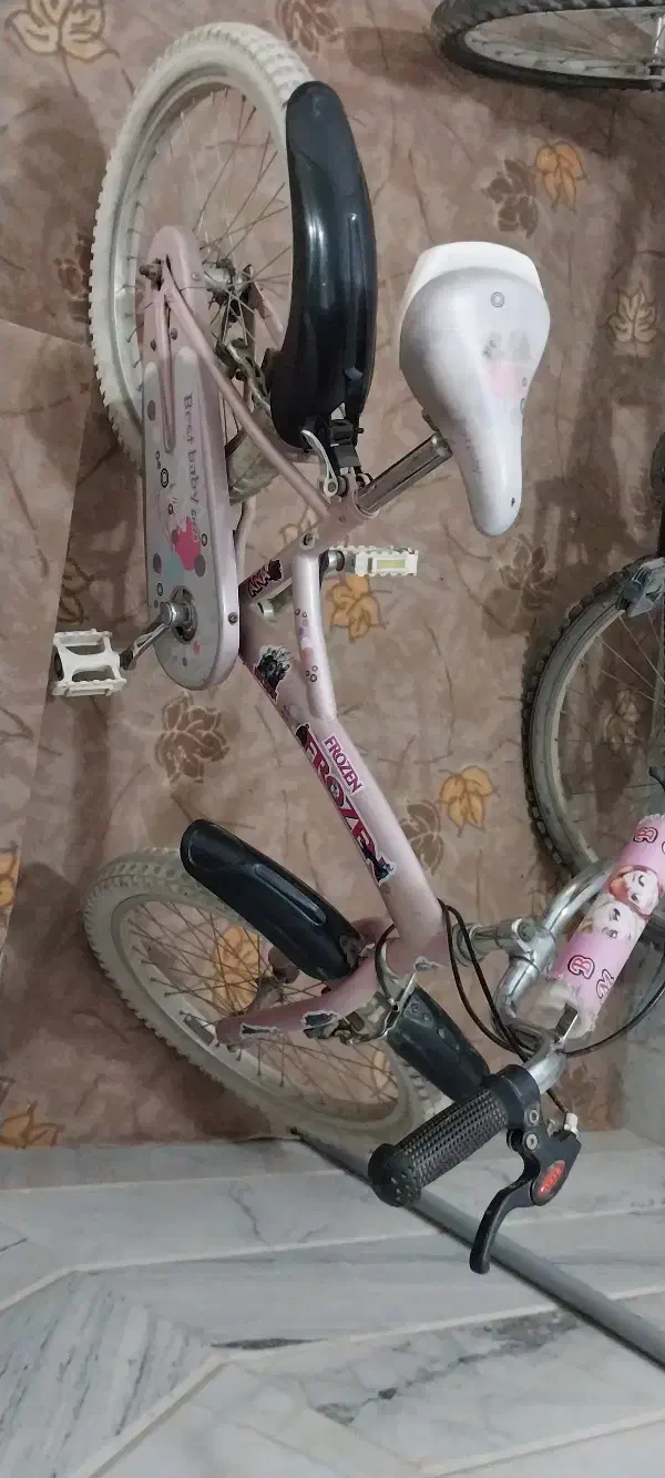 دوچرخه|دوچرخه، اسکیت، اسکوتر|رباط‌کریم, رباط‌کریم|دیوار