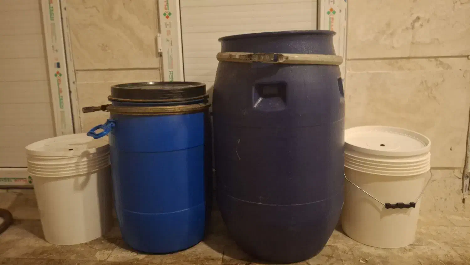 فروش بشکه و سطل در حد نو|ظروف نگهدارنده، پلاستیکی، یک‌بارمصرف|کیش, |دیوار