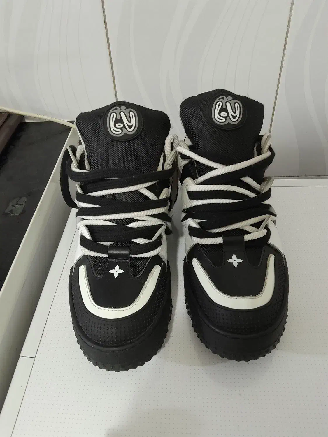 کتونی لویی ویتون سایز۴۲|کیف، کفش، کمربند|ری, سرتخت|دیوار