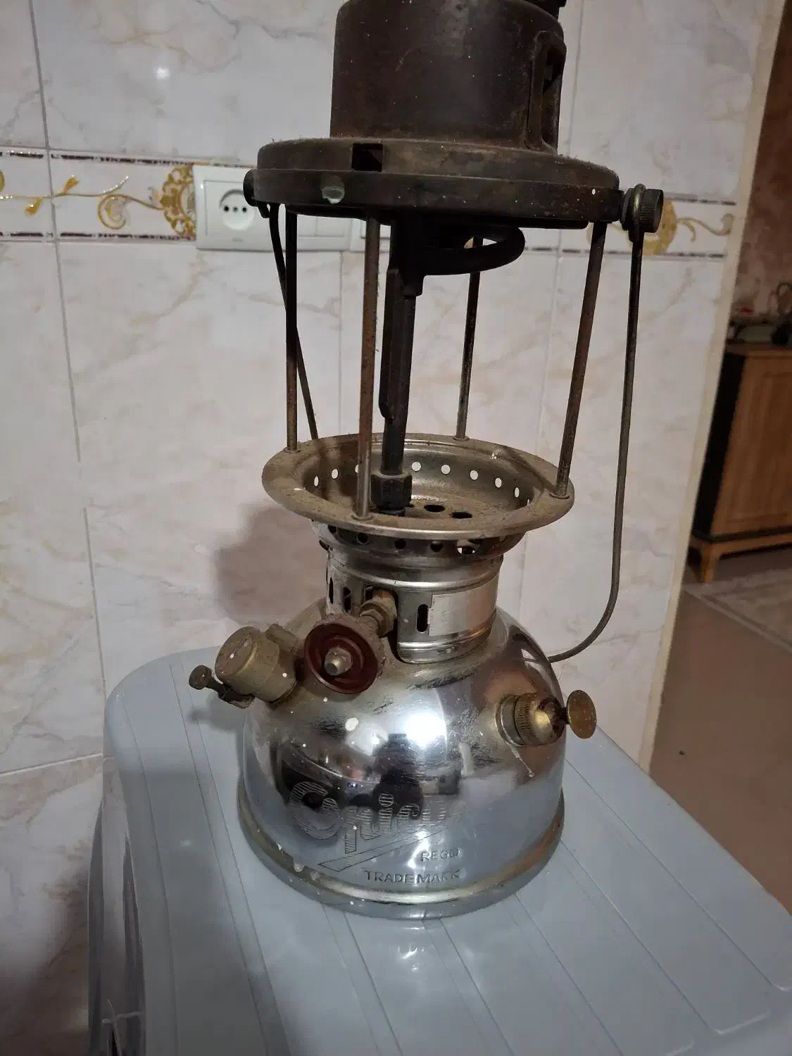 چراق زنبوری انگلیسی|کلکسیون اشیاء عتیقه|رباطکریم, رباطکریم|دیوار