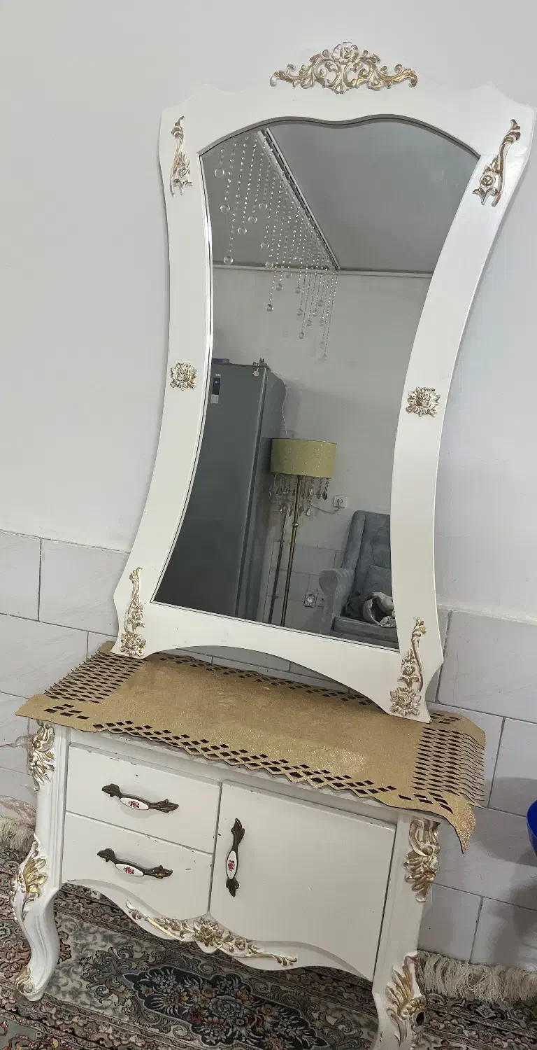 آیینه و میز|آینه|سبزوار, کاشفی شمالی (دادگستری)|دیوار