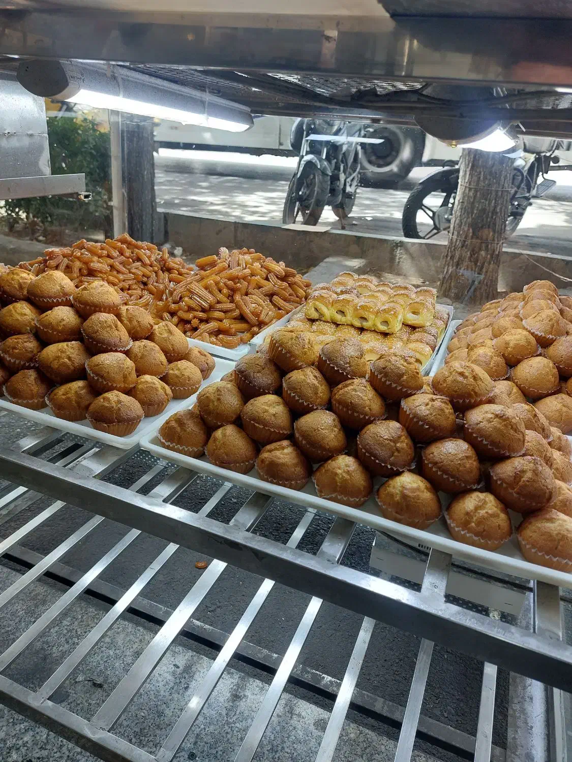 کارگر جهت کار در شیرینی پزی|استخدام خدمات فروشگاه و رستوران|تهران, مجیدیه|دیوار