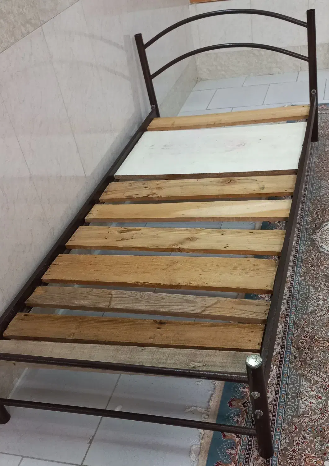 تخت فلزی یک نفره|تخت و سرویس خواب|قم, شهرک امام حسن|دیوار