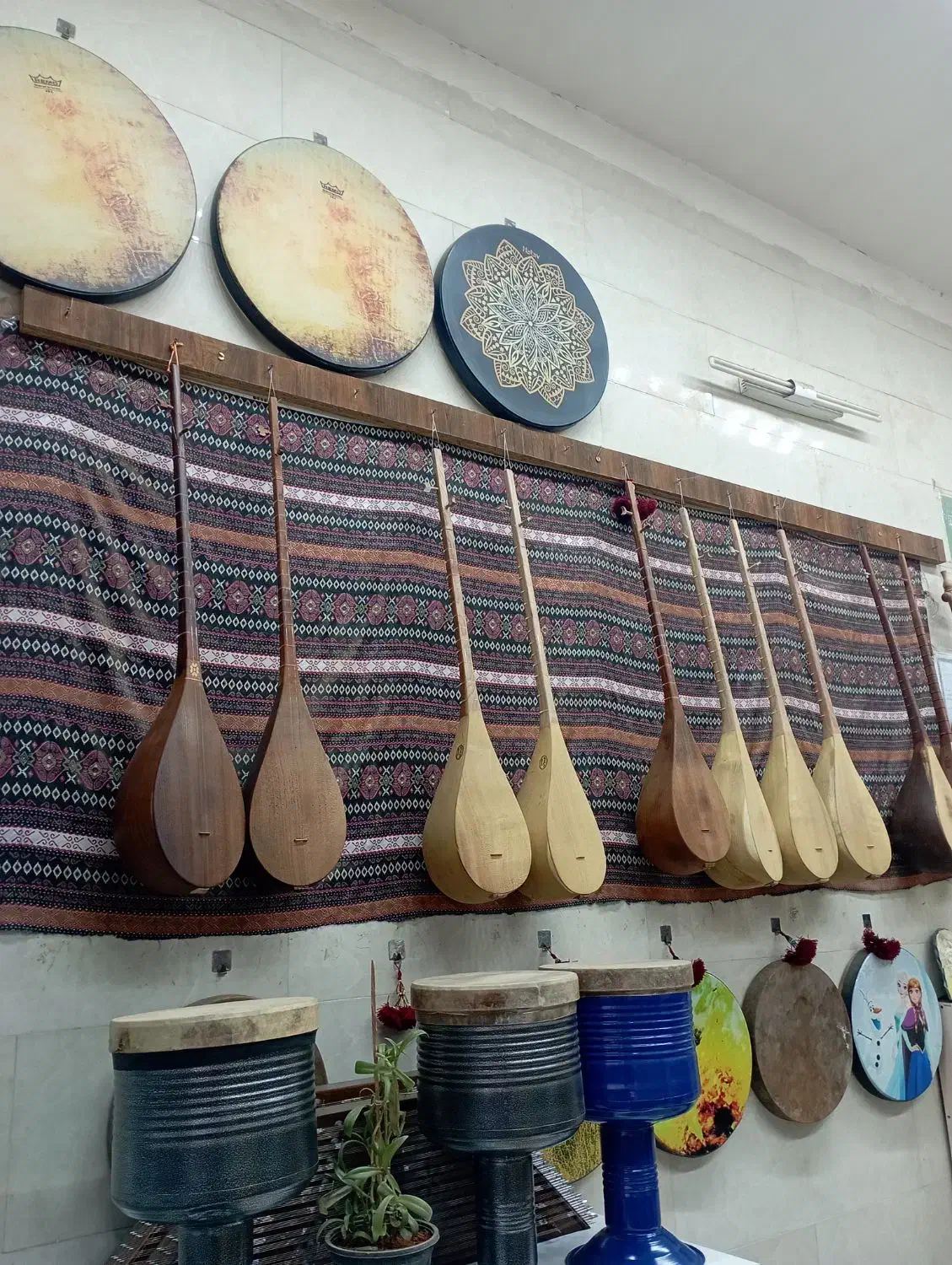 تولیدی دوتار|سازهای سنتی|شیروان (خراسان), |دیوار