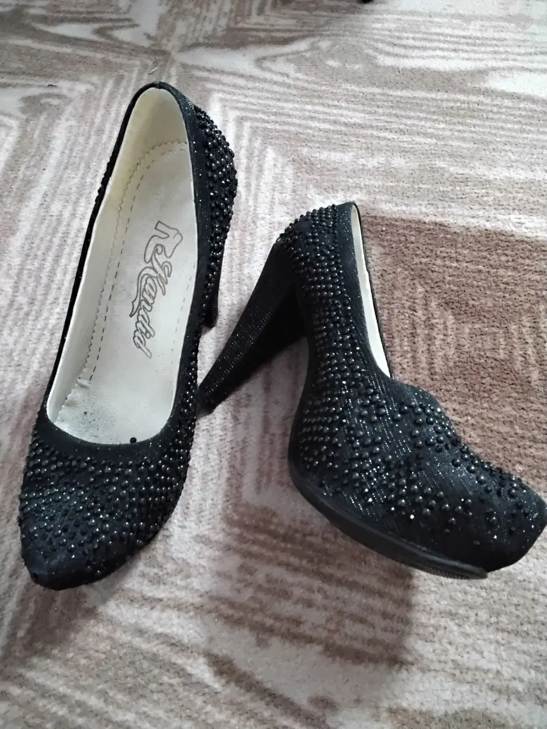 کفش مجلسی|کیف، کفش، کمربند|قم, وادی السلام|دیوار