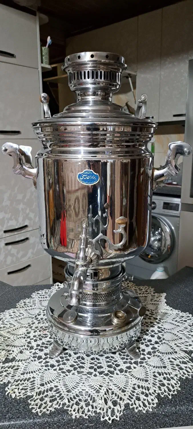 سماور نفتی در حد نو|کلکسیون اشیاء عتیقه|قدس, شهر‌قدس|دیوار