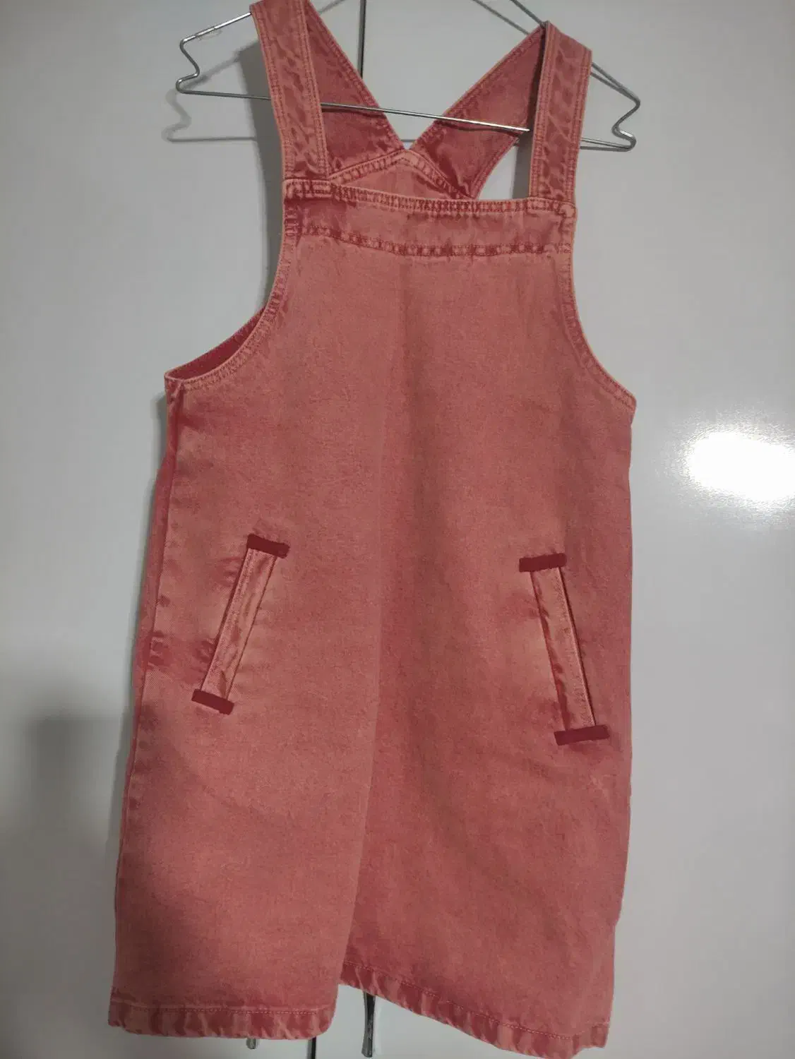 لباس|لباس|مشهد, مصطفی خمینی|دیوار