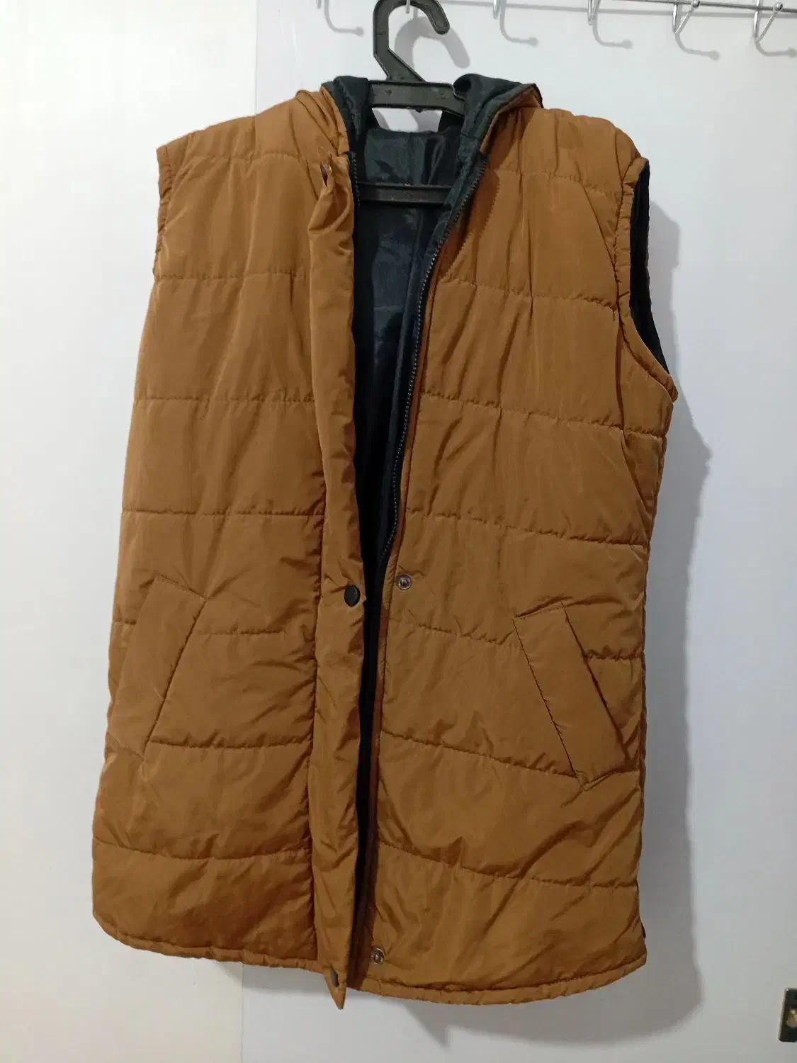 کاپشن و پافر|لباس|شیراز, ماه فیروزان|دیوار