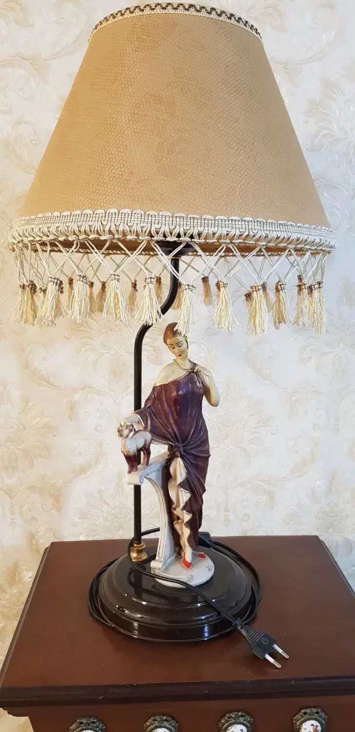 آباژور رو میزی کلاسیک با مجسمه زن|چراغ خواب و آباژور|ارومیه, |دیوار