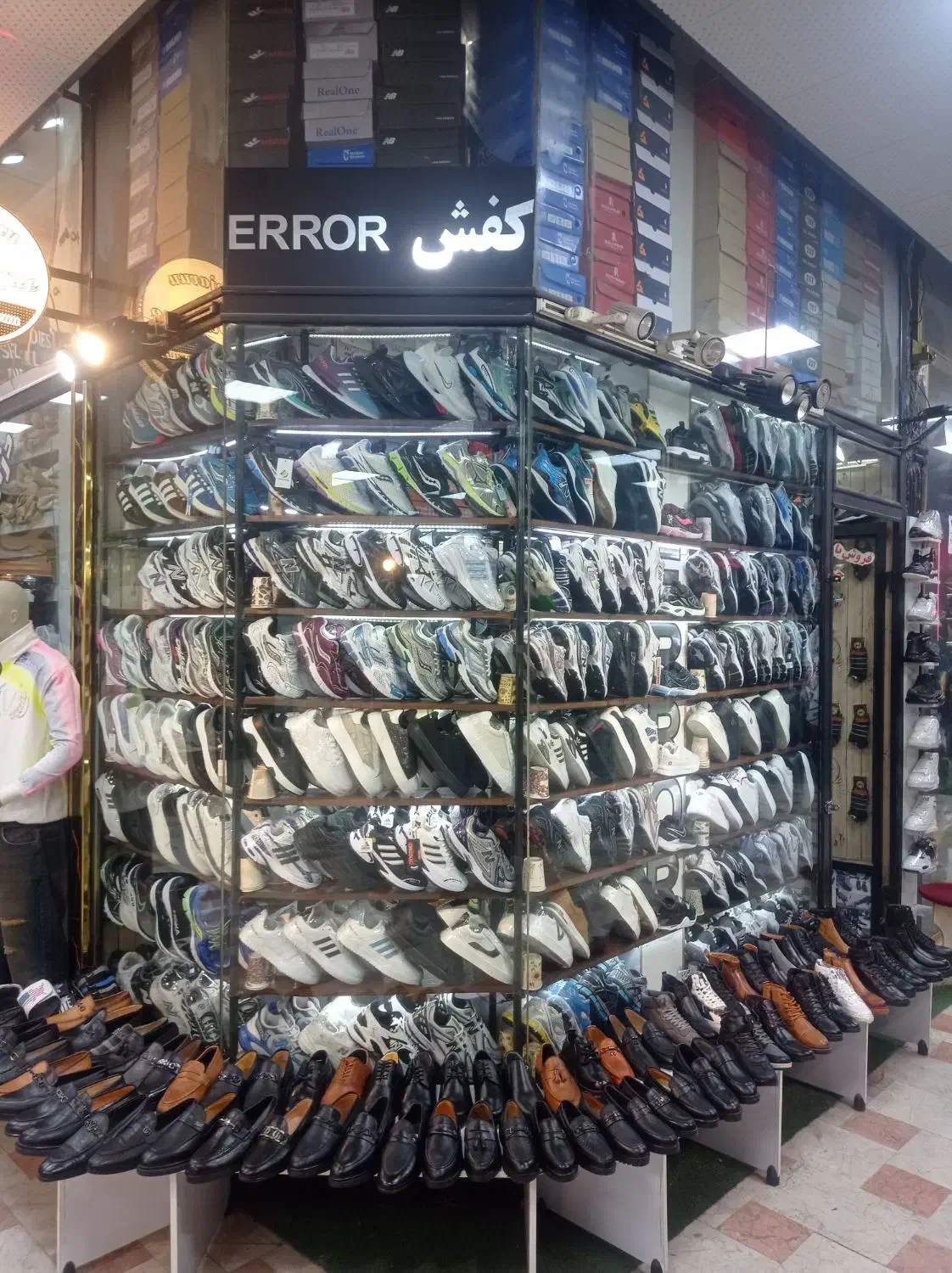 انواع لباس وکفش ونیم بوت|کیف، کفش، کمربند|اردبیل, |دیوار