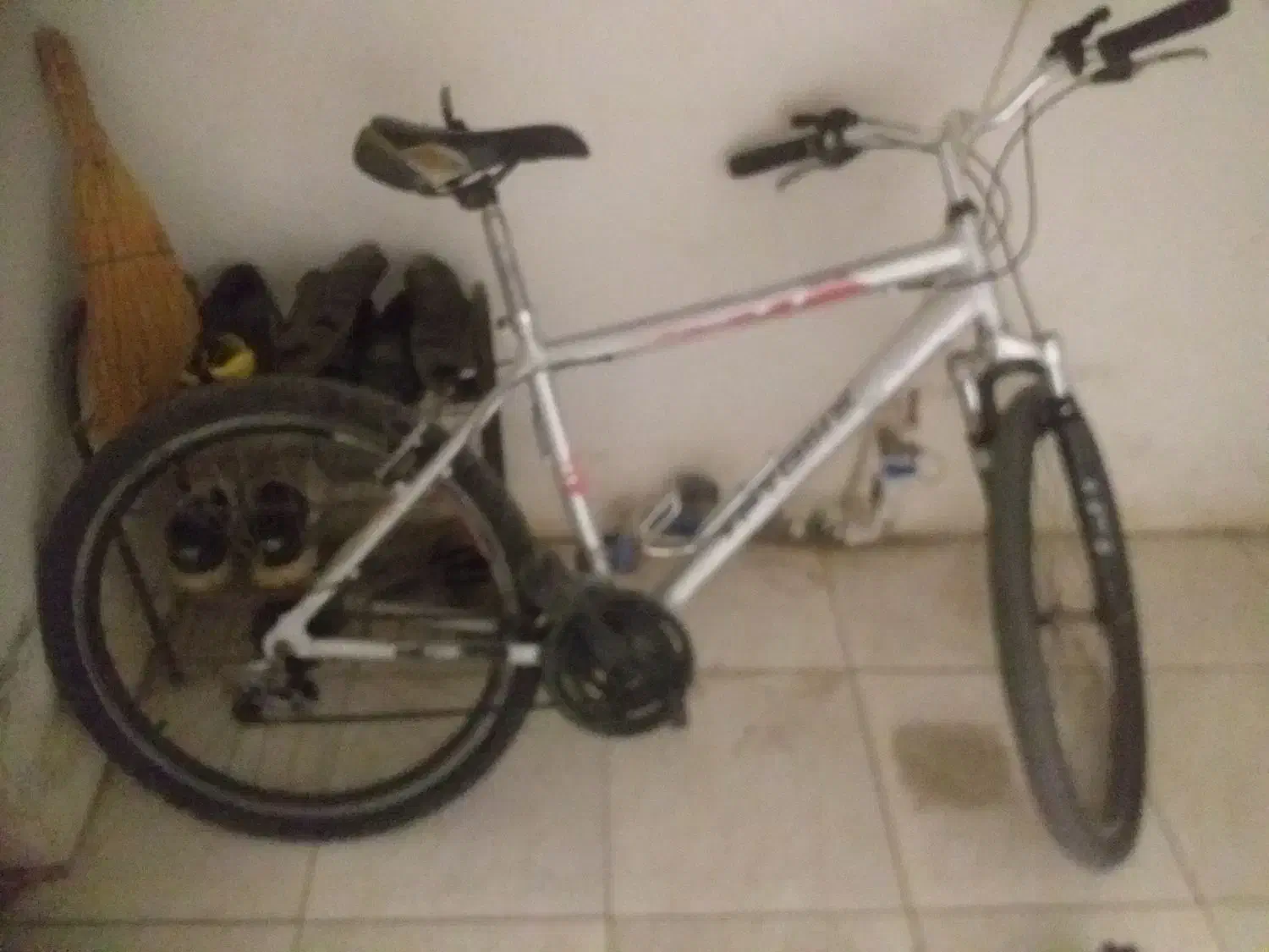 دوچرخه|دوچرخه، اسکیت، اسکوتر|میانه, |دیوار