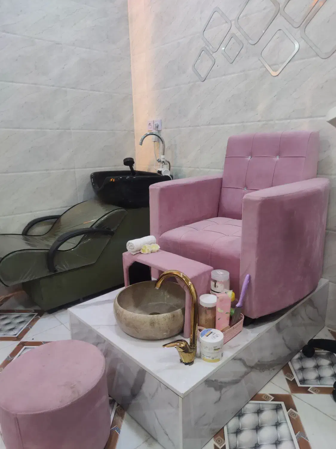 واگذاری فروش سالن زیبایی با تجهیزات کامل|آرایشگاه و سالن‌های زیبایی|سراوان, |دیوار