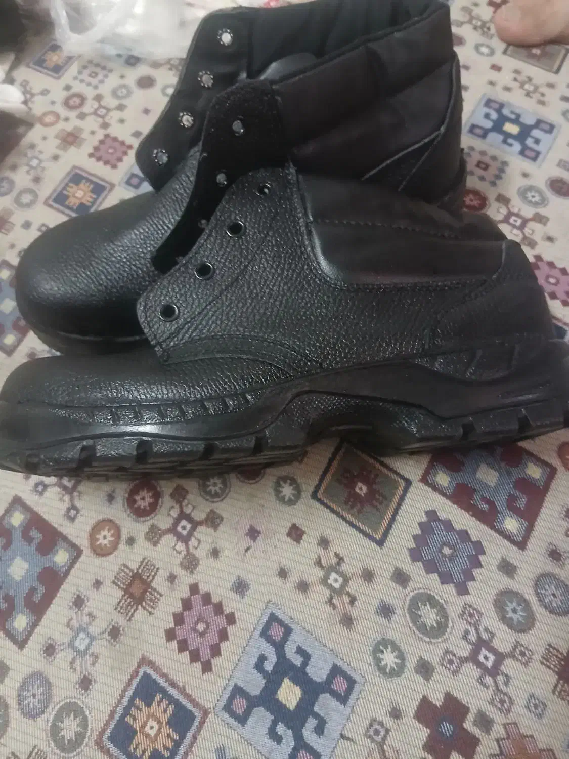 کفش|کیف، کفش، کمربند|سیاهکل, |دیوار