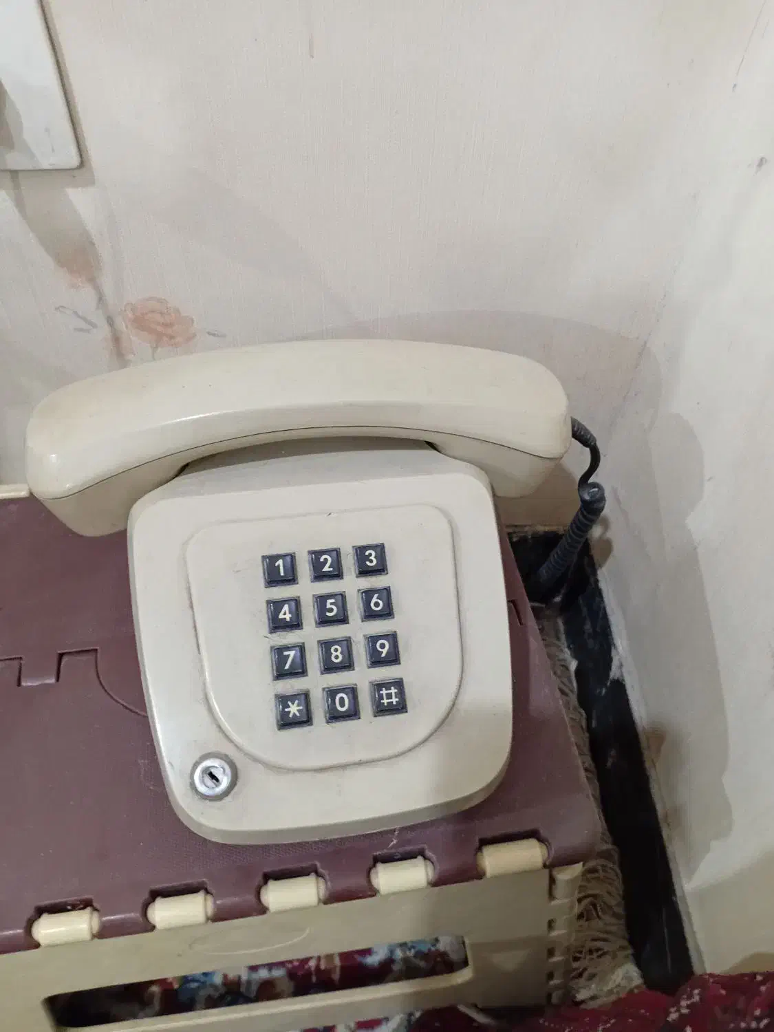 فر ش تلفن قدیمی|کلکسیون اشیاء عتیقه|بهبهان, |دیوار