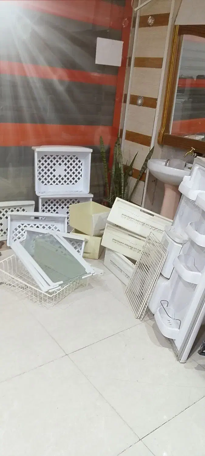 یخچال بدونه موتور وتعدادی وسایل داخل فریزرویخچال|یخچال و فریزر|اصفهان, ابر|دیوار