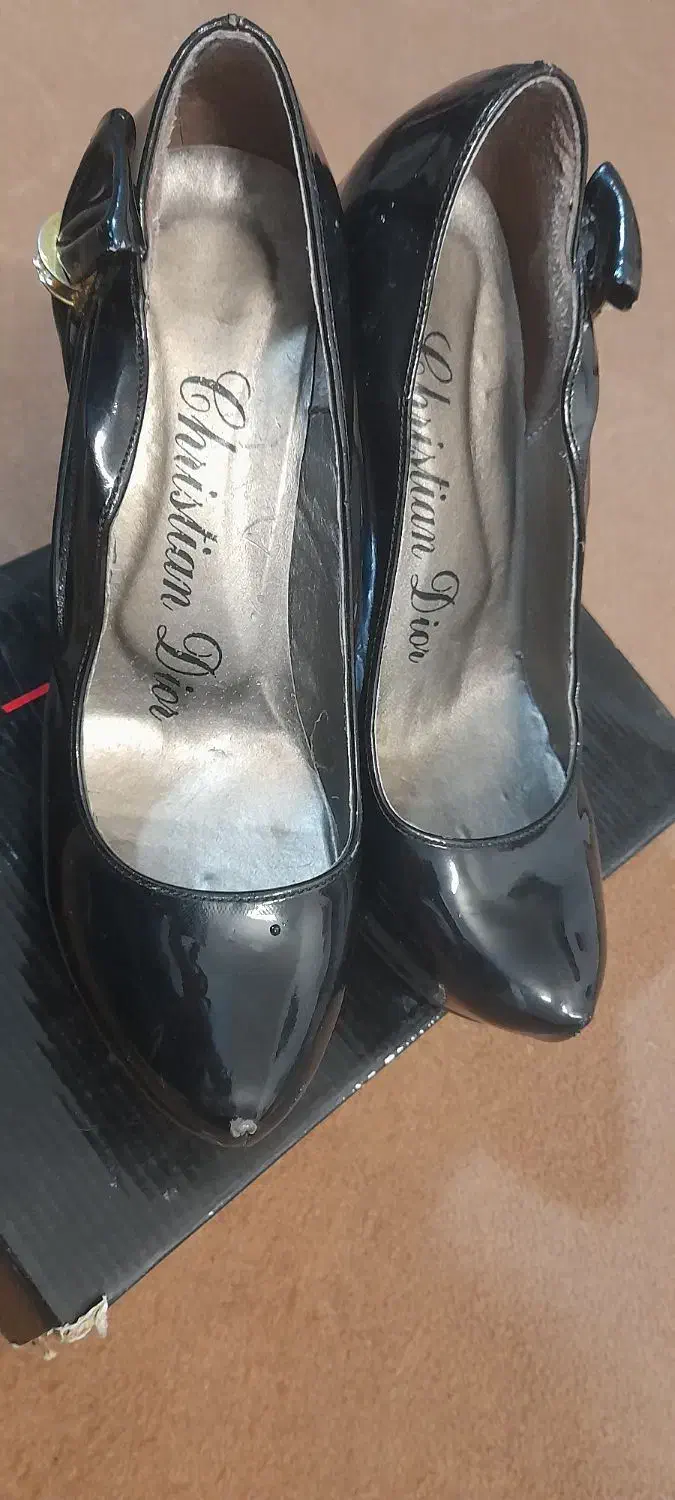 کفش|کیف، کفش، کمربند|خنداب, |دیوار