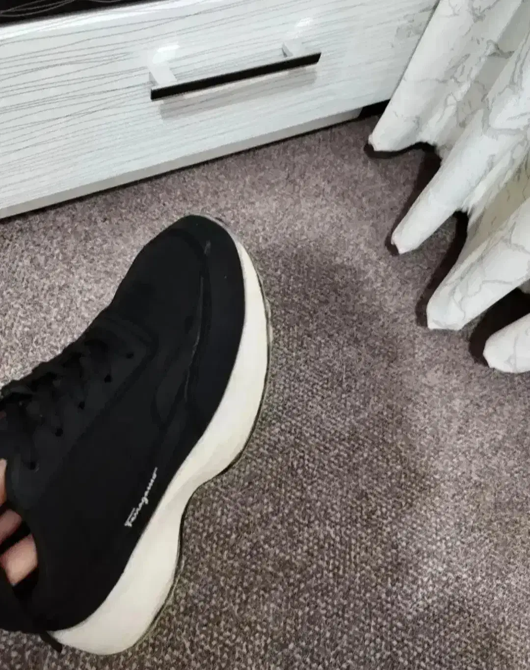 نیم بوت ‌. کتانی|کیف، کفش، کمربند|رشت, فلسطین|دیوار