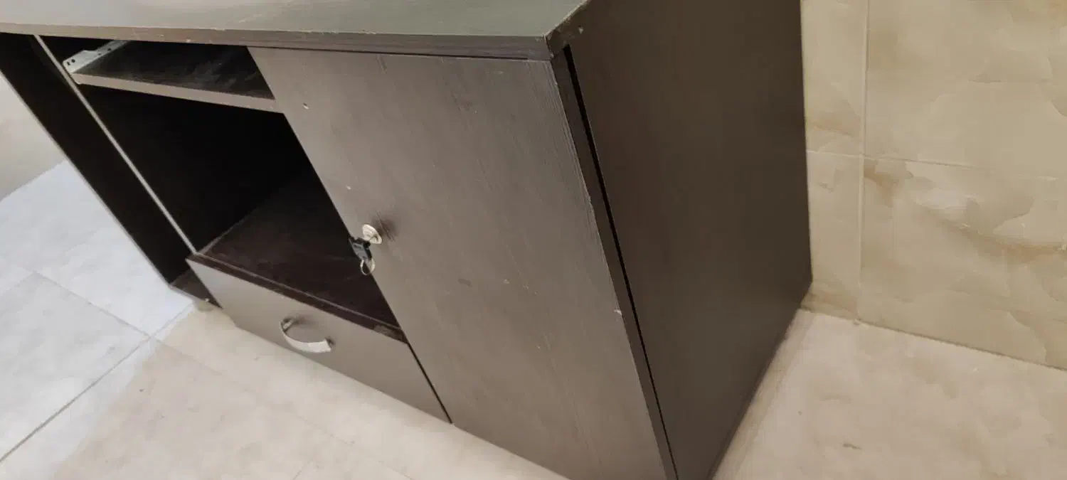 میز  کامپیوتر کاملا سالم ومحکم|میز تحریر و کامپیوتر|اسکو, |دیوار