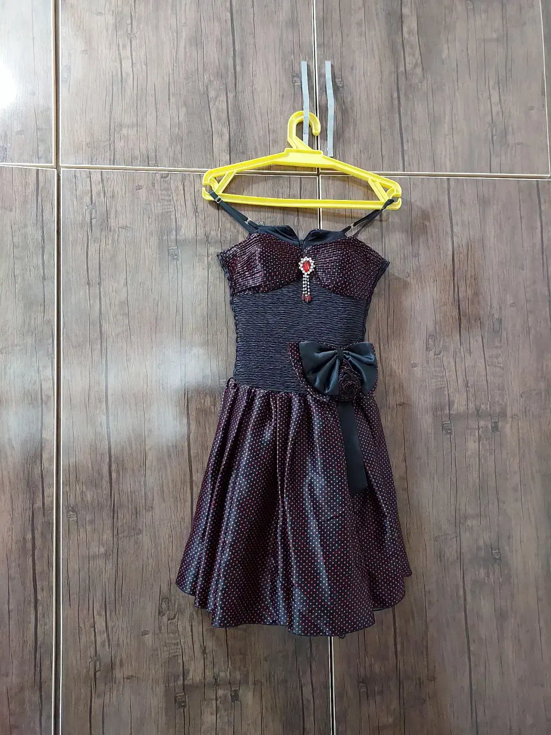 لباس مجلسی در حد نوع|لباس|آستانه اشرفیه, |دیوار