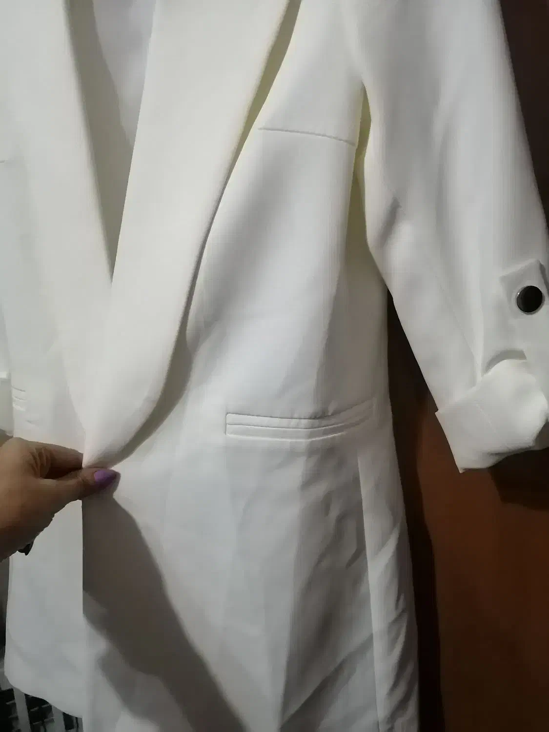 کت سفید|لباس|شیراز, ریشمک|دیوار