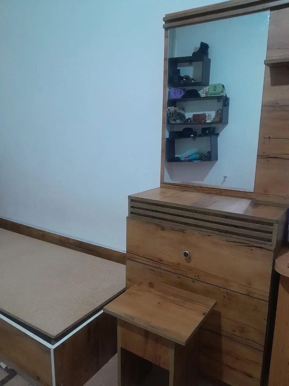 تخت خواب و میز ارایشی|تخت و سرویس خواب|شیراز, وزیرآباد|دیوار