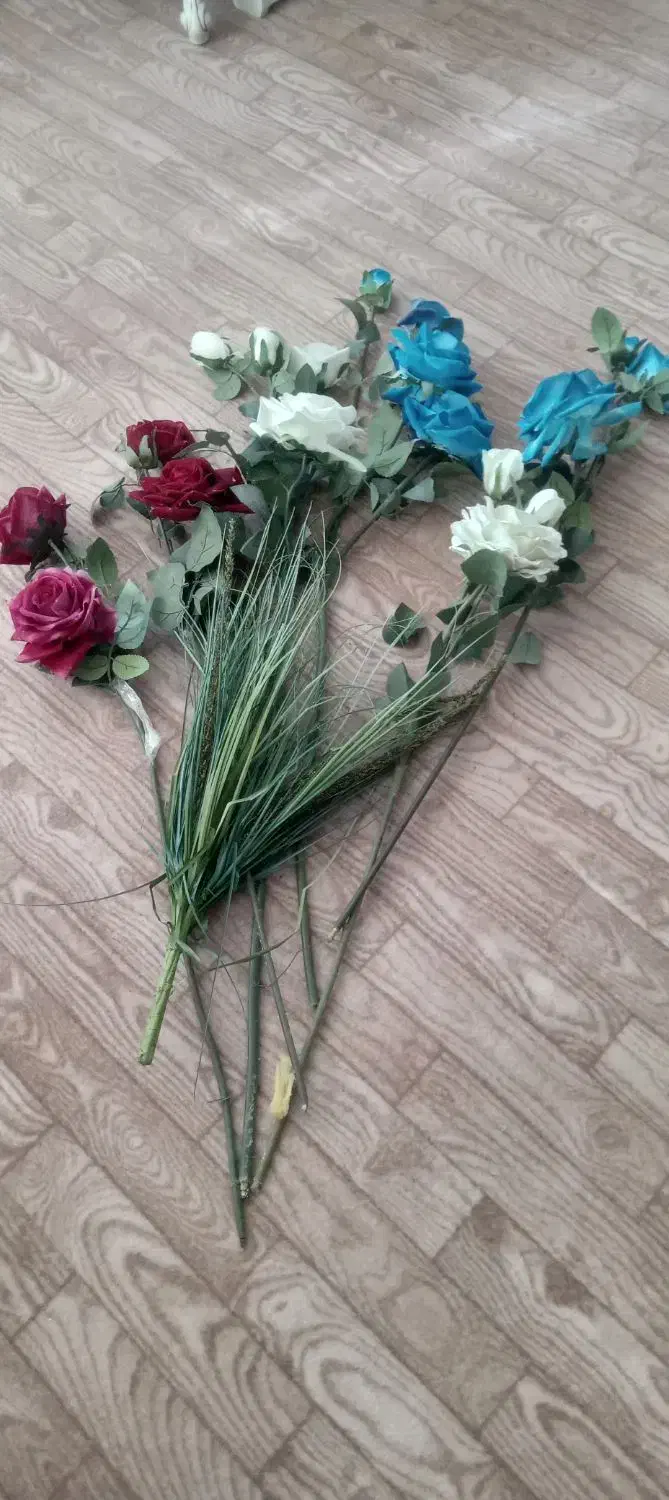 گلدان شیشه ای پایه بلند چند شاخه گل رز|گل مصنوعی|ملایر, |دیوار