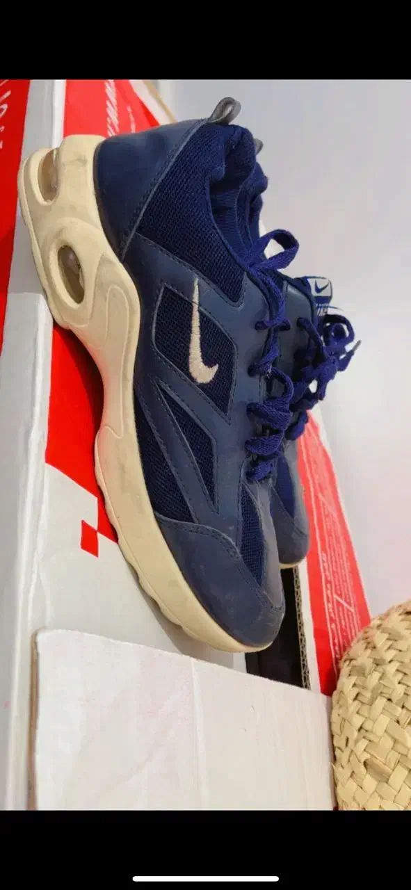 کفش کتونی|کیف، کفش، کمربند|پرند, فاز ۴|دیوار